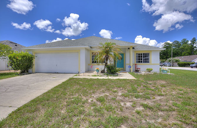 Bad Orlando Vacation Rental with Dying Lawn.